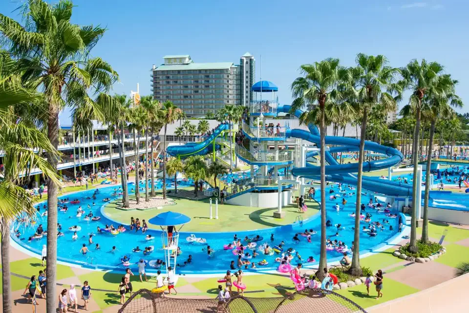Les installations du parc thermal de Long Island et le paysage du grand complexe de vacances en été