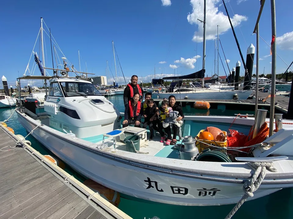 沖繩海釣包船體驗,家庭與朋友在漁船上準備出海。拼船、包船與拖釣應先按人數與目的選擇。