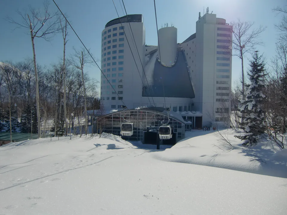Niseko Village 곤돌라와 리조트 지역; 숙박·식사·온천을 한 리조트 안에서 묶는 니세코 빌리지형 숙박