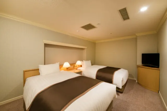 Bedroom with two single beds in the Rusutsu mountain-view junior suite