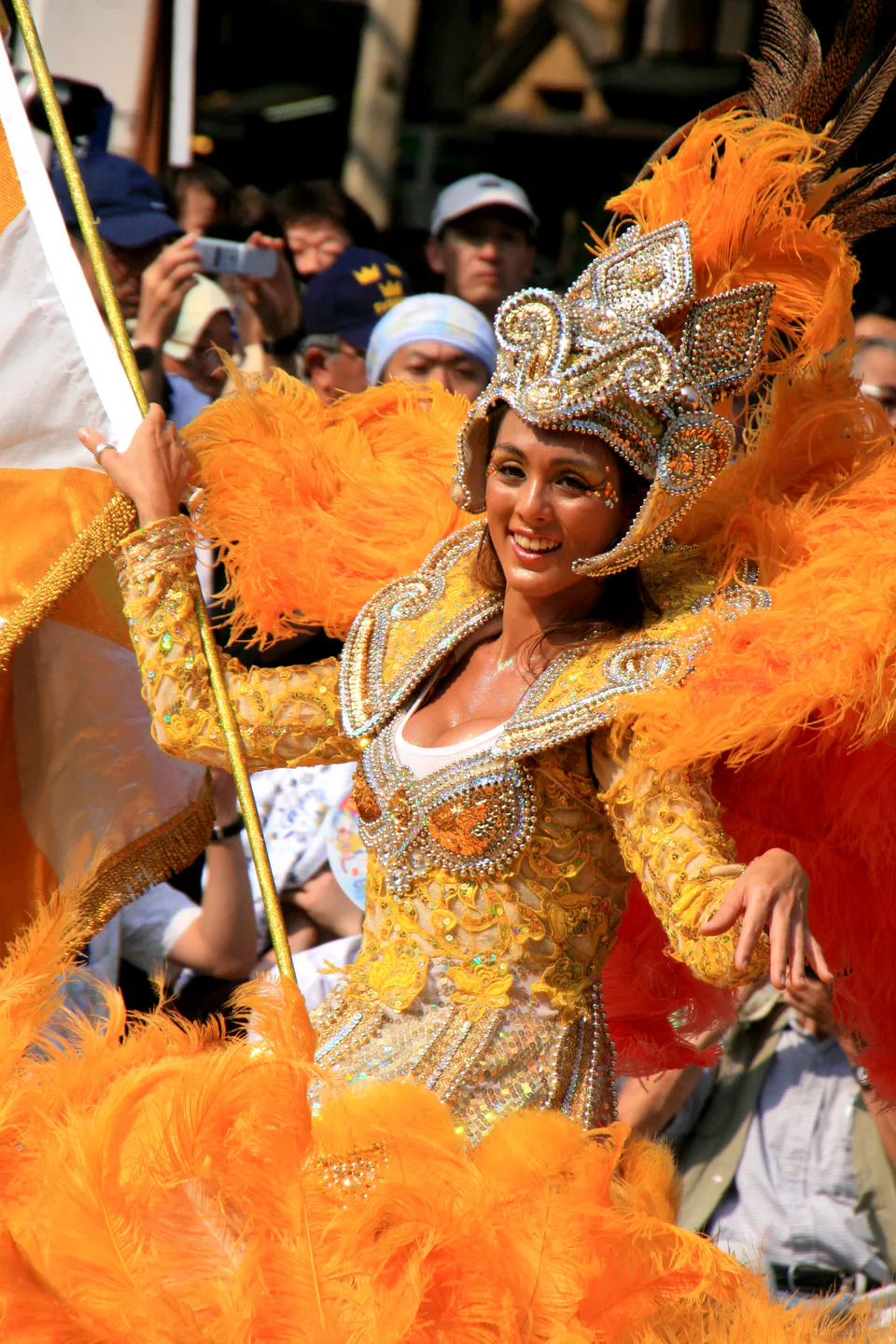 ผู้แสดง Asakusa Samba Carnival ในชุดพาเหรดสีสด