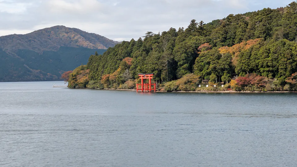 Lac Ashi et sanctuaire Hakone avec la porte torii de paix : souvent situés dans la dernière partie de la boucle classique.