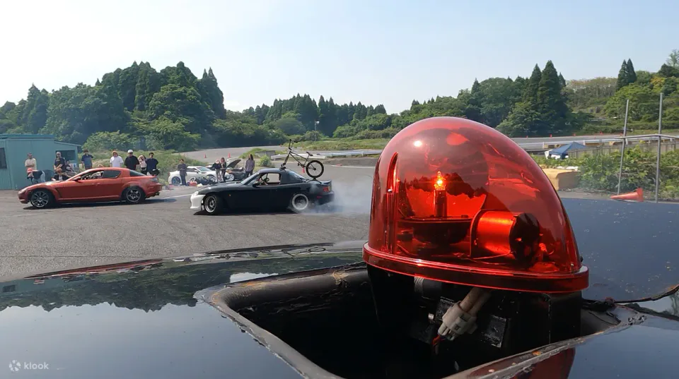 Une scène réelle d’un drift en piste proche de Tokyo. Le drift véritable doit se faire sur une piste fermée, ce qui est différent d’un rassemblement de voitures à Daita PA ou d’une sortie nocturne sur l’autoroute de la capitale.