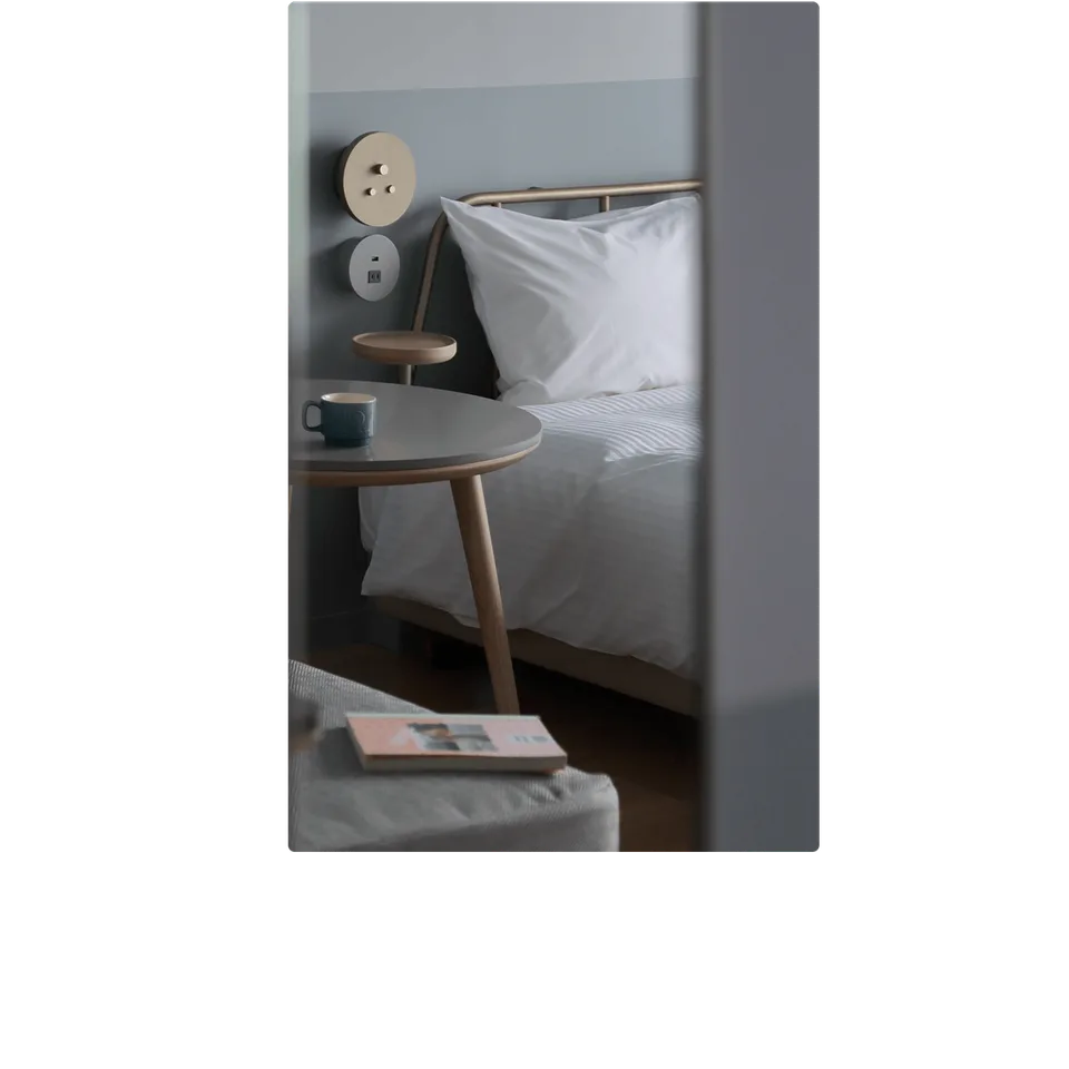 ห้องพักอีกแบบของ HOTEL ANTEROOM NAHA ที่มีเตียงและพื้นที่ในห้อง