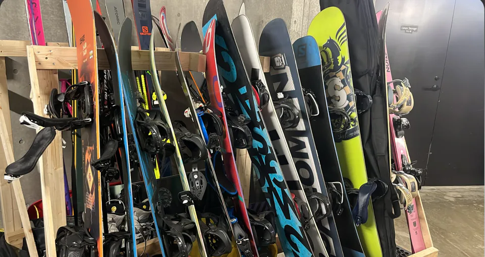 Vue réelle de la zone familiale et débutants de la station de ski Grand Hirafu, illustrant les options de cours pour enfants