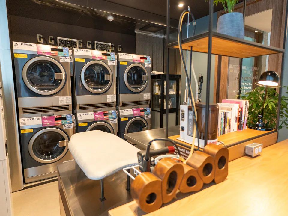 Room 001 ของ Zentis Osaka มี self-service laundry สำหรับการพักคนเดียวหลายคืน