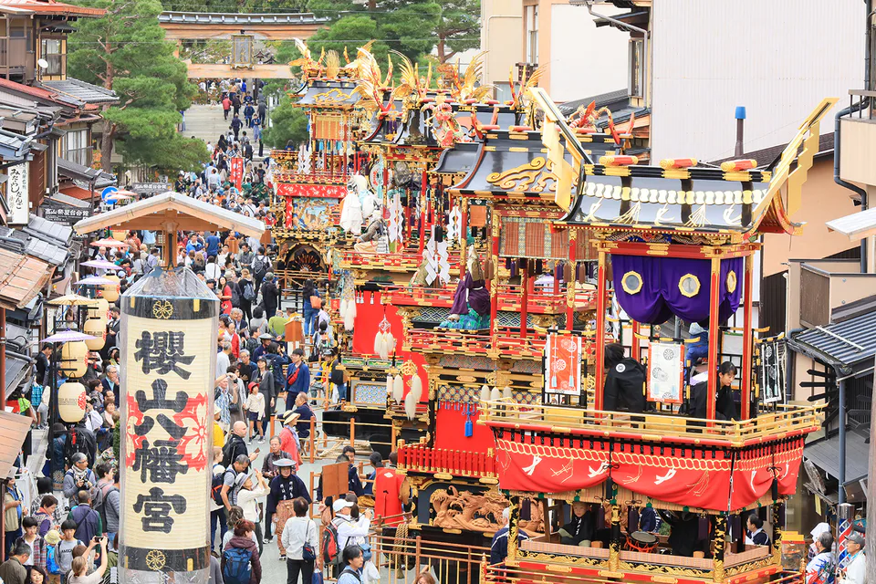 รถแห่ yatai ของ Takayama Autumn Festival ที่แสดงงานช่างละเอียด