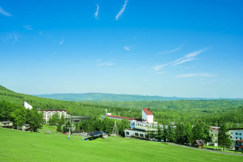 Hiver, Rusutsu Resort Hotel & Convention, montre qu'il est possible de séjourner à la station sans faire de doublons avec Sapporo.
