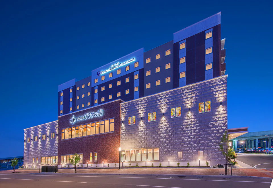 Hotel WBF Grande Asahikawa คุ้มไหม｜2 นาทีจาก JR + ออนเซ็นธรรมชาติ แลกกับห้อง 17–35 ตร.ม.
