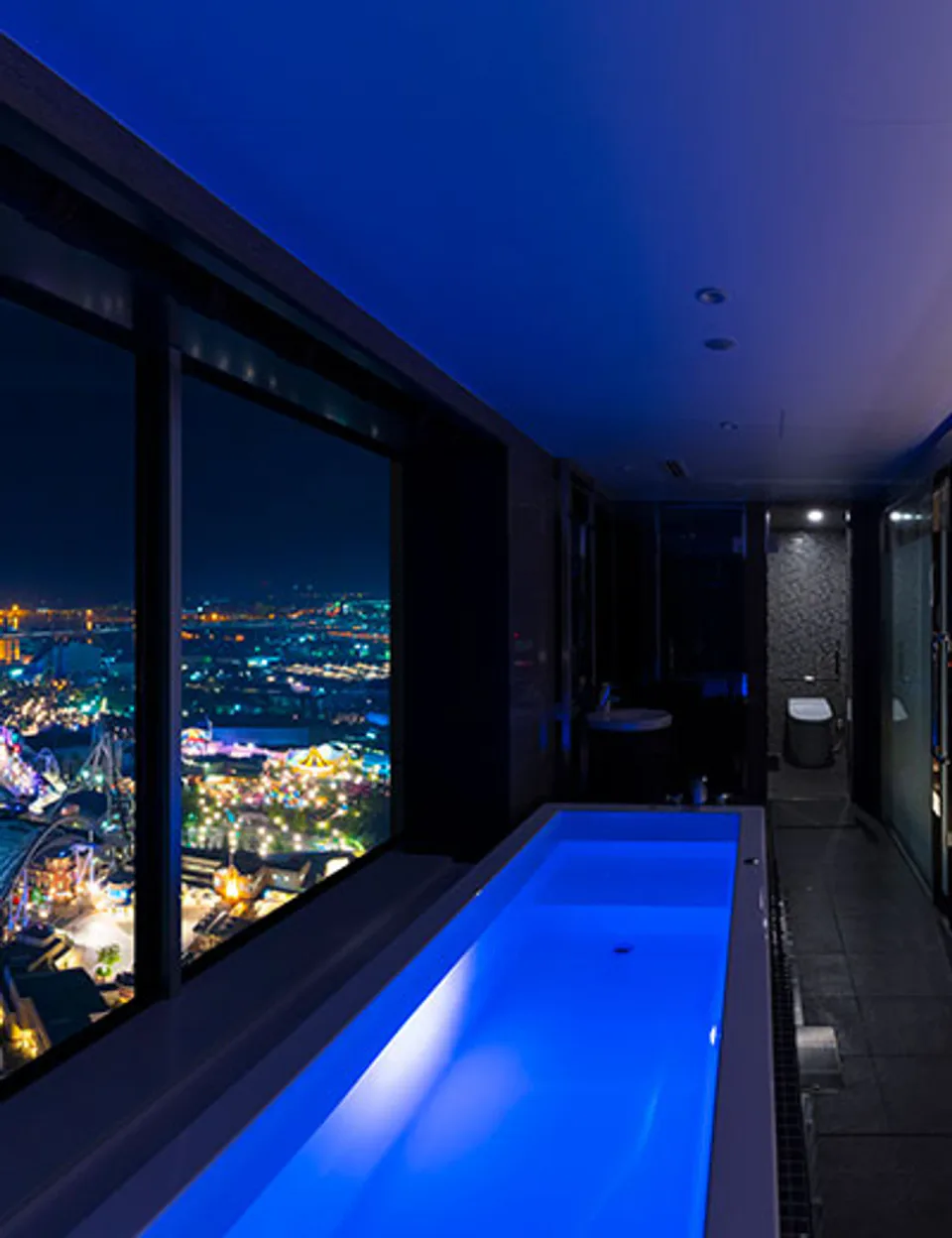 Official high-floor view bath at The Park Front Hotel overlooking Universal Studios Japan