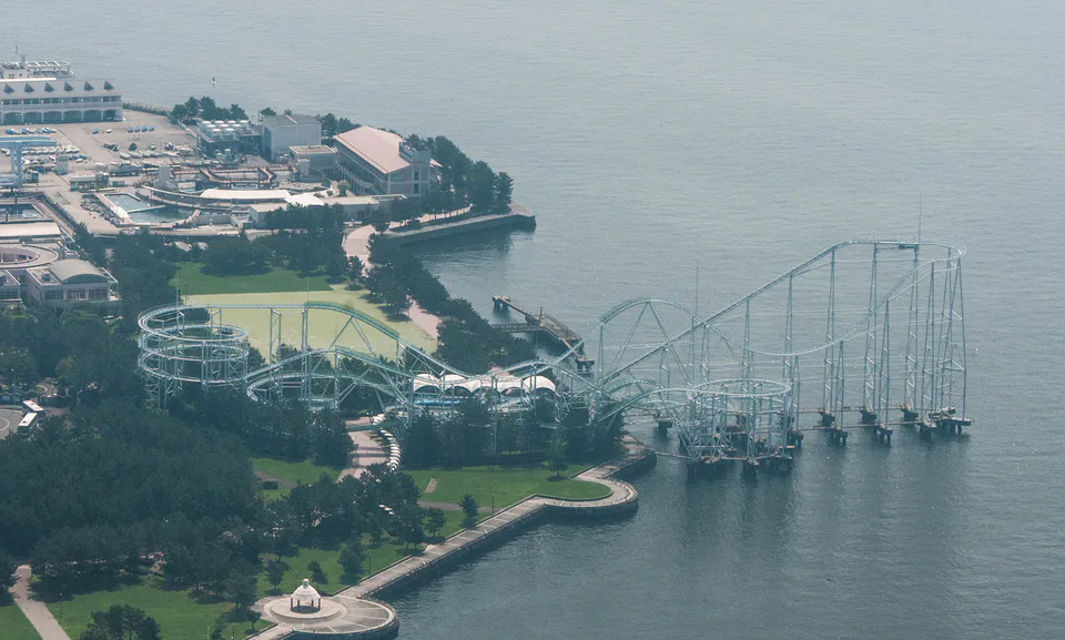 Yokohama Hakkeijima Sea Paradise Surf Coaster LEVIATHAN, un grand huit en mer, pour juger si le Pass Journée peut être rentabilisé par l'utilisation des attractions.