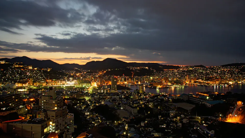 稻佐山方向俯瞰長崎市區,夜景需求會直接改變是否值得住一晚
