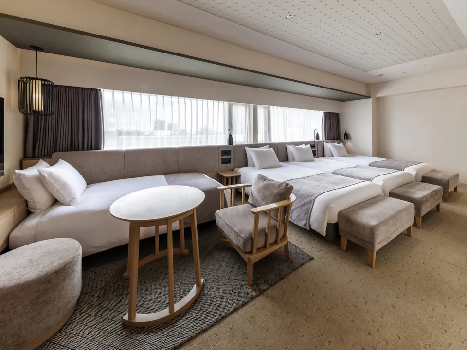 ห้อง Deluxe Quad ของ Solaria Nishitetsu Hotel Fukuoka สำหรับครอบครัว 4 คนใน Tenjin