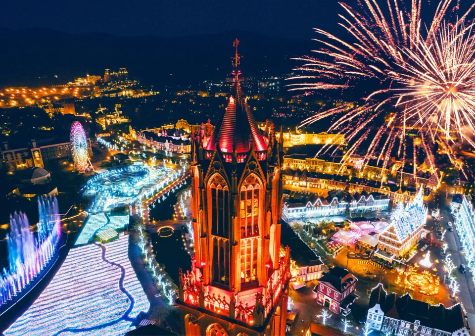 Huis Ten Bosch illuminated at night with fireworks