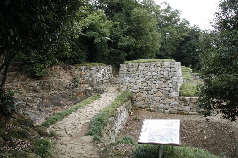 Visitez le Château de Kinzan avant de vous rendre au centre d'accueil | Les tampons des cent châteaux se trouvent en réalité au sommet, choisissez votre mode de montée depuis la gare d'Ota