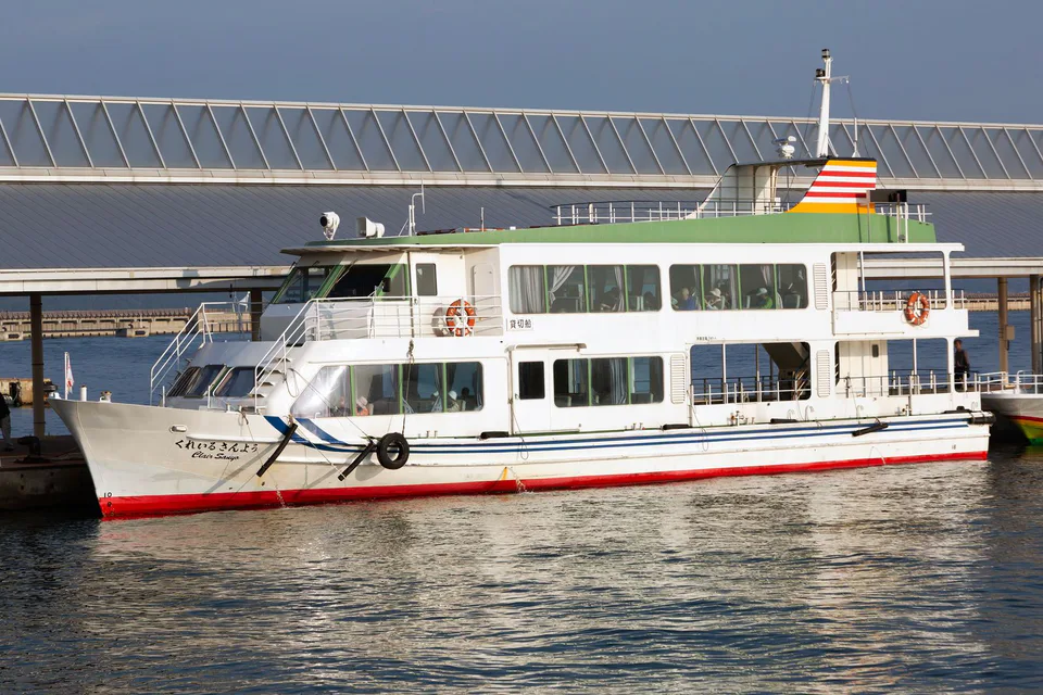 ท่าเรือทาคามะเฟอร์รี่ คำอธิบายว่าการเดินทางไปโอะจิชิมะต้องคำนวณเวลาเดินทางทางเรือ เวลารอเรือ และเวลาสำรองในการเดินทางกลับ