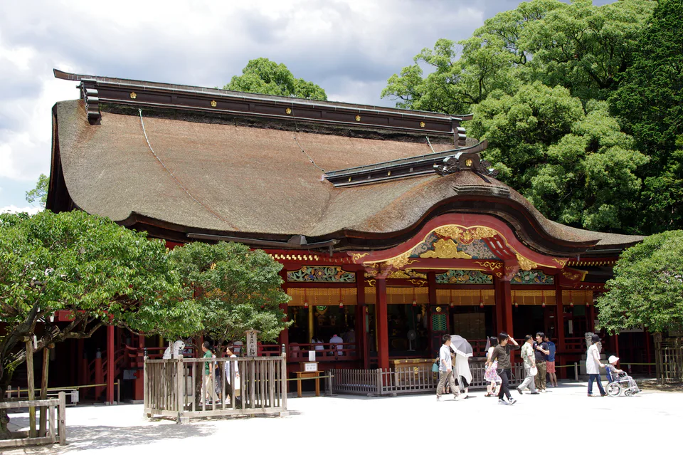 Vue réelle du sanctuaire de Dazaifu Tenmangu, après la visite, revenir sur la rue principale pour organiser la dégustation de mochi et le déjeuner.