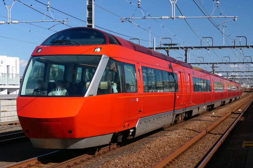 Travelling with large luggage on rail transport between Tokyo and Hakone