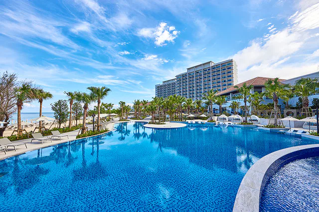 สระว่ายน้ำของ Ryukyu Hotel & Resort Nashiro Beach ซึ่งใช้ได้ตั้งแต่ 13:00 ก่อนเช็กอิน