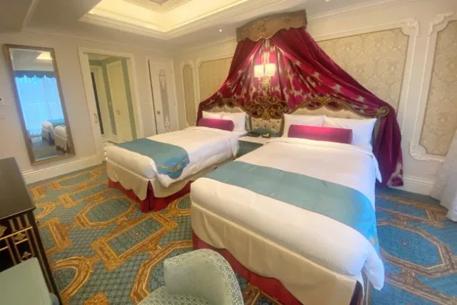 Tokyo DisneySea Fantasy Springs Hotel Grand Chateau twin-bed guest room
