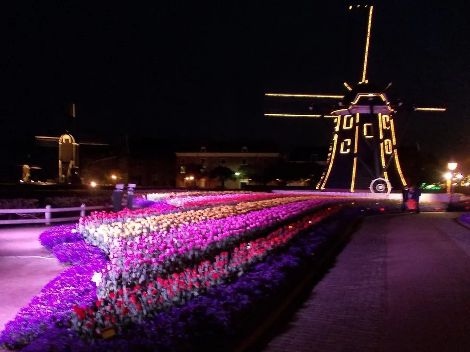 ดอกไม้ไฟเหนือ Huis Ten Bosch ในจังหวัดนางาซากิ ตัวอย่างบรรยากาศงานดอกไม้ไฟขนาดใหญ่