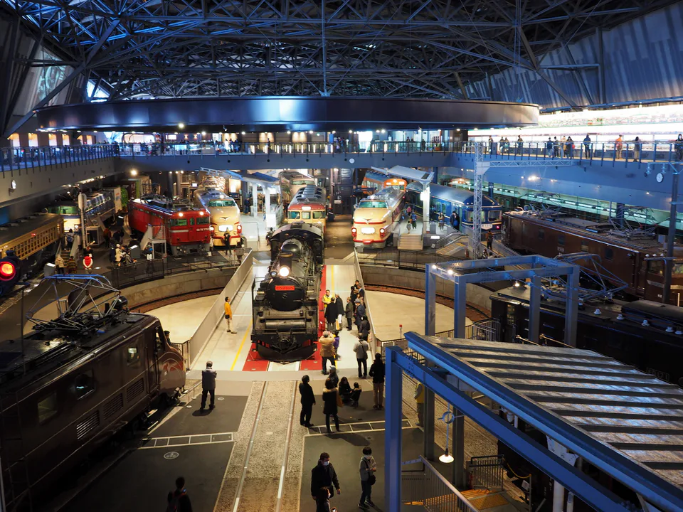 Grande salle du musée ferroviaire avec des trains historiques