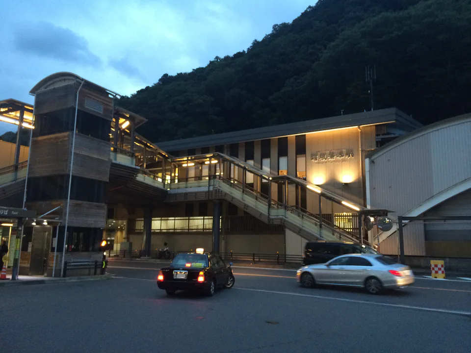 하코네유모토·도노사와 계곡과 료칸 지역 풍경, Kinnotake Tonosawa와 Hakone Airu 동선을 설명하는 실제 지역 이미지