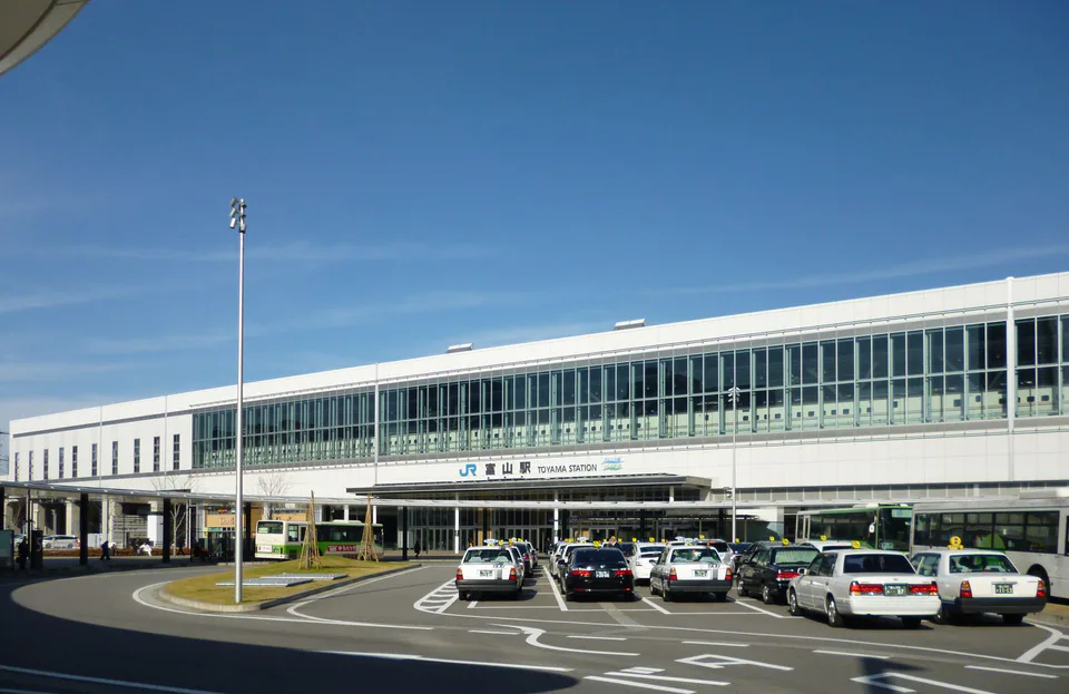 Toyama Station และการเดินทางต่อสู่พื้นที่ภูเขา ตัวอย่างเส้นทางที่ควรมี offline map และข้อมูลตั๋วสำรองแม้ซื้อ eSIM แล้ว