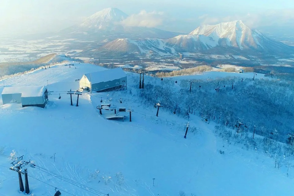 Le domaine skiable du Ryuhoku Resort en hiver montre le véritable temps passé en montagne lors d'une journée de ski organisée depuis Sapporo.