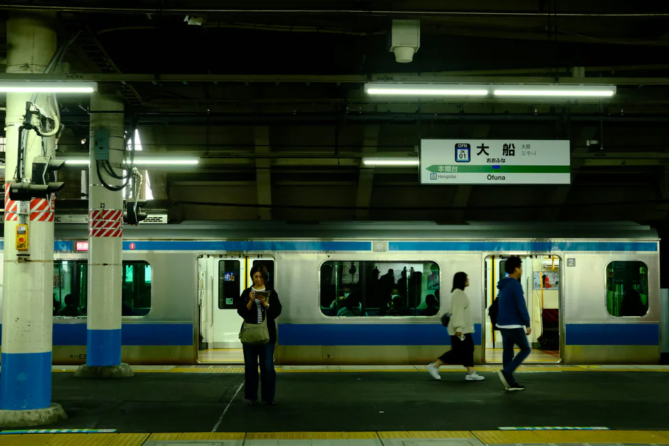 日本城市車站與大眾交通；雨天把行程改成少量交通節點可降低反覆戶外轉場