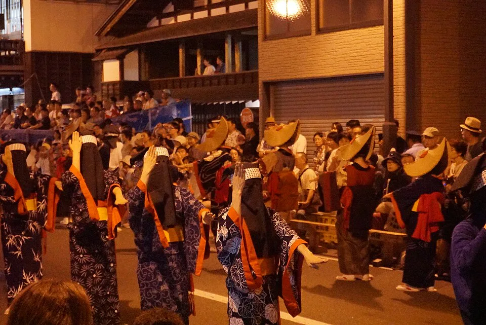บรรยากาศ Nishimonai Bon Odori และผู้ชมบนถนนฮอนมาจิยามค่ำคืน