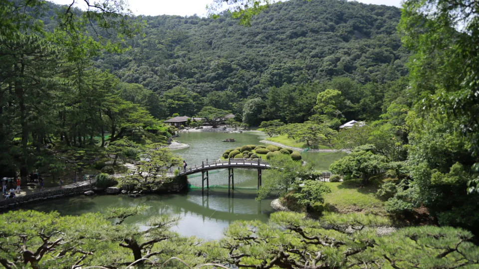 栗林公園是高松本地值得分配完整時間的景點，會與直島爭奪短假白天