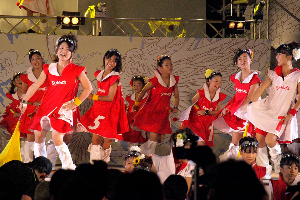 Spectacle de la troupe de danse du festival nocturne sur la scène du parc central de Kochi.
