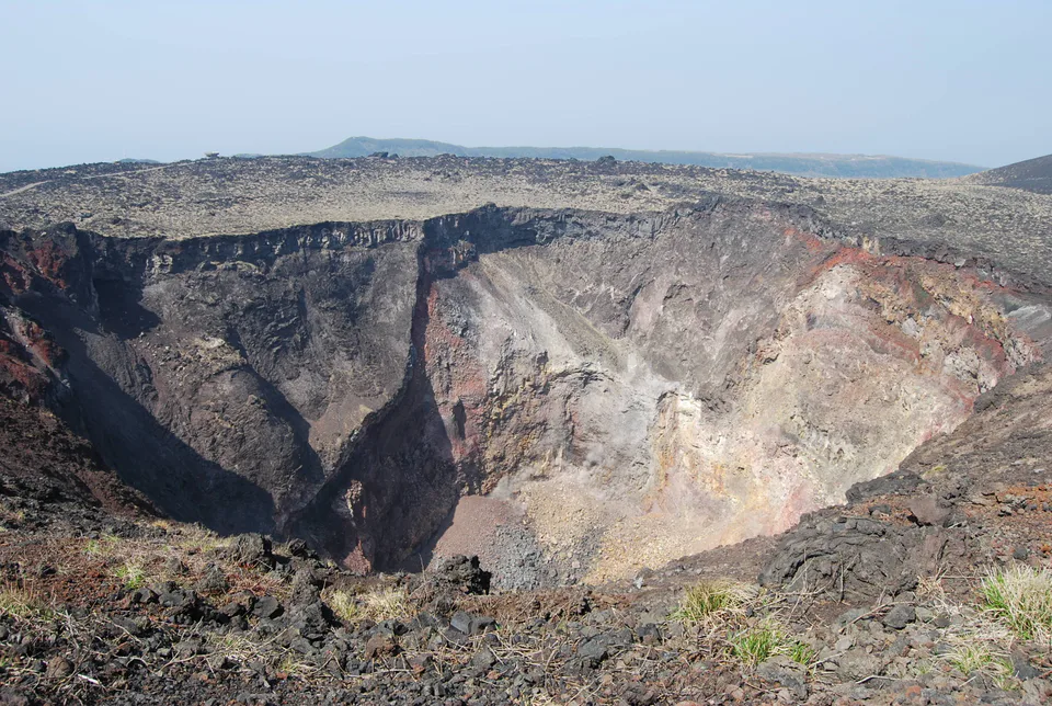 伊豆大島三原山火山口景觀