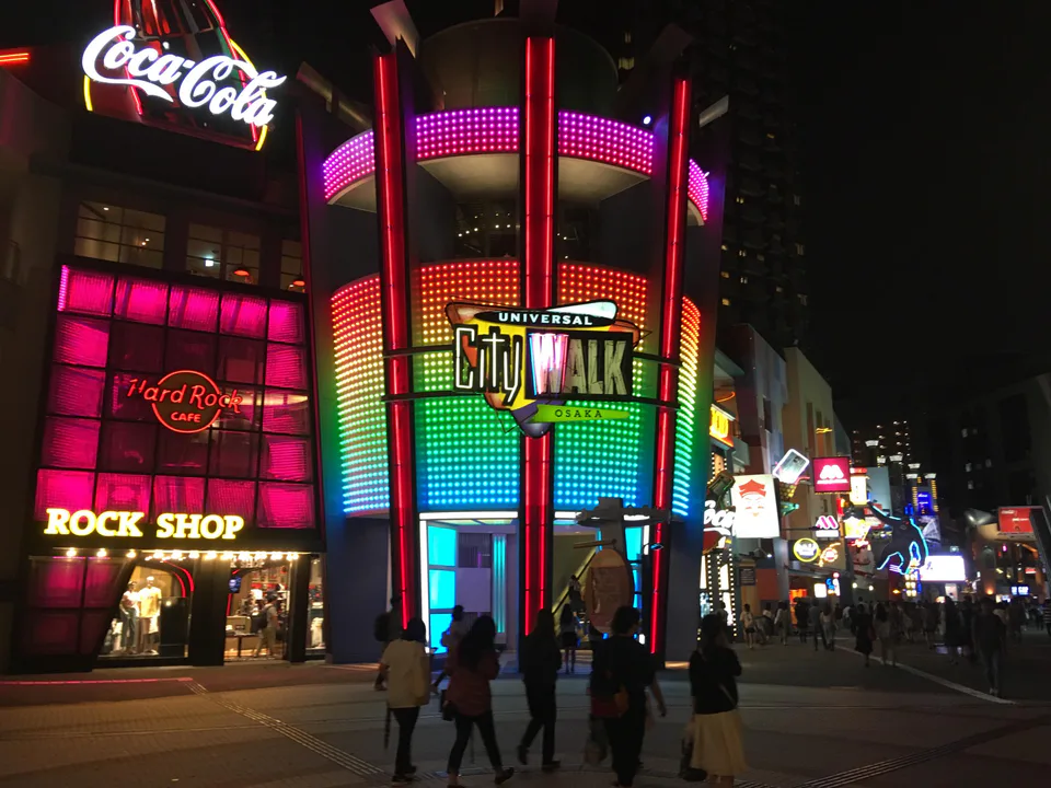 ภาพถ่ายยามค่ำคืนของ Universal CityWalk Osaka เมื่อประเมินการพักใน USJ ควรพิจารณาเรื่องอาหารเย็นและกิจกรรมในช่วงค่ำหลังจากกลับห้อง