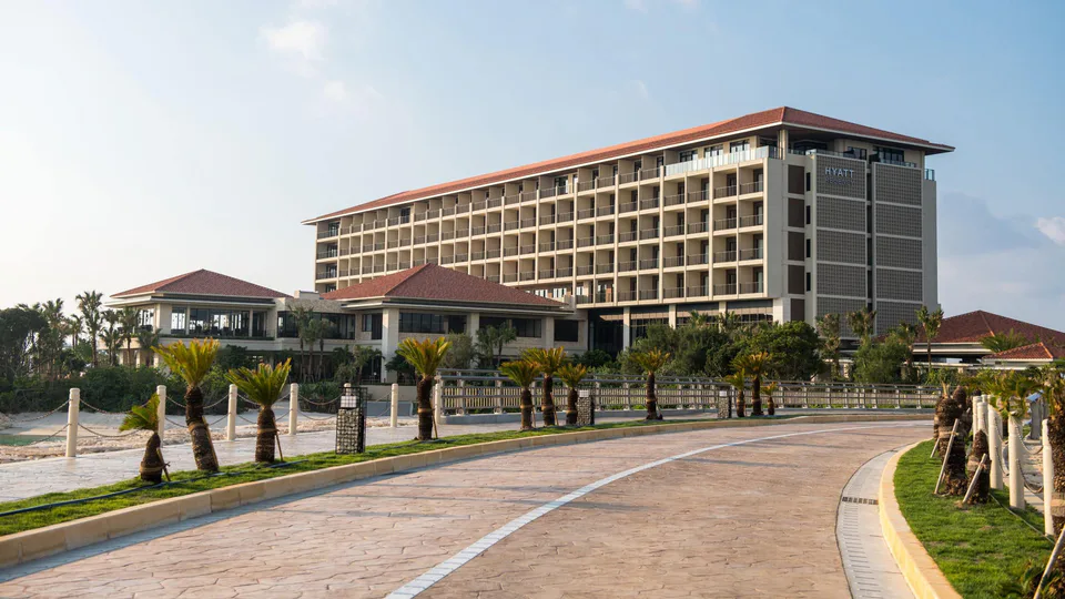 Onna resort hotel decision in Okinawa: resort value depends on real pool, beach, room and afternoon time