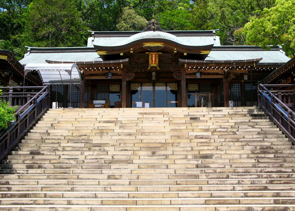 Le sanctuaire principal de Suwa-jinja au sommet d’un long escalier, rappel de l’effort de marche à prévoir