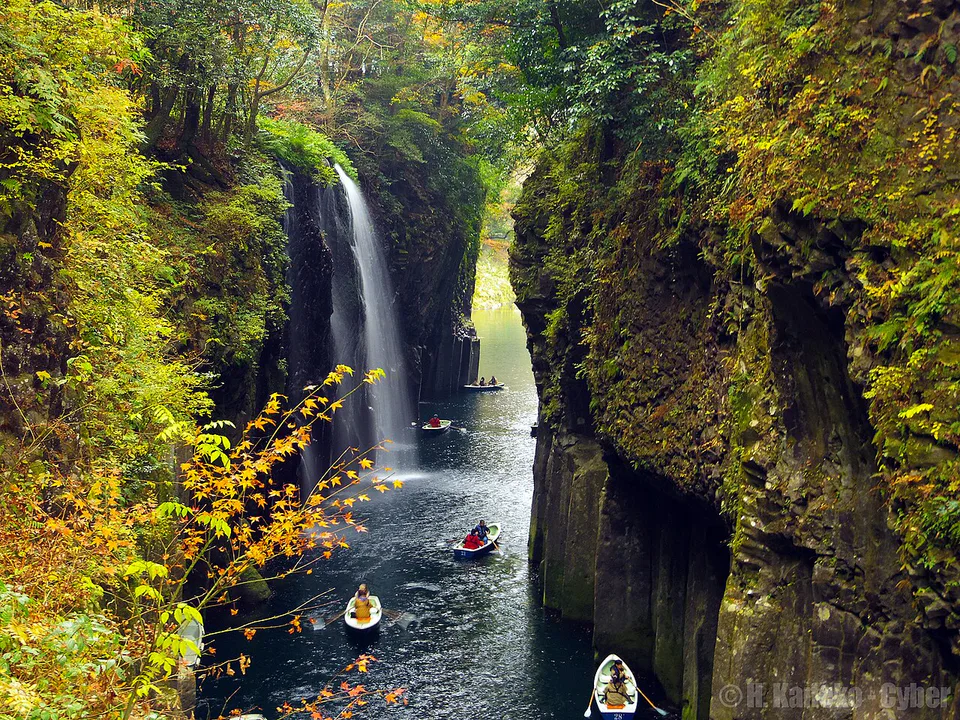 Takachiho Gorge ช่วงใบไม้เปลี่ยนสี ซึ่งควรจัดเป็นจุดพักค้างคืนแทนเดย์ทริปยาวจากฟุกุโอกะ
