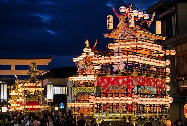 บรรยากาศรถแห่ประดับโคมไฟในคืน Takayama Autumn Festival