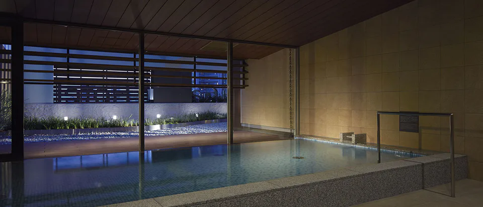 โรงแรม Mitsui Garden Hotel Osaka PREMIER ชั้น 16 ออนเซ็นกลางแจ้งและวิวสวน