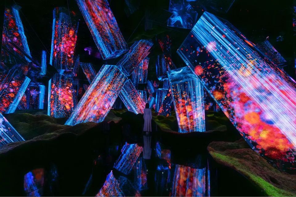teamLab Biovortex Kyoto Megaliths in the Open Universe เสาหินขนาดใหญ่ที่เปล่งแสงและพื้นผิวกระจกเงา