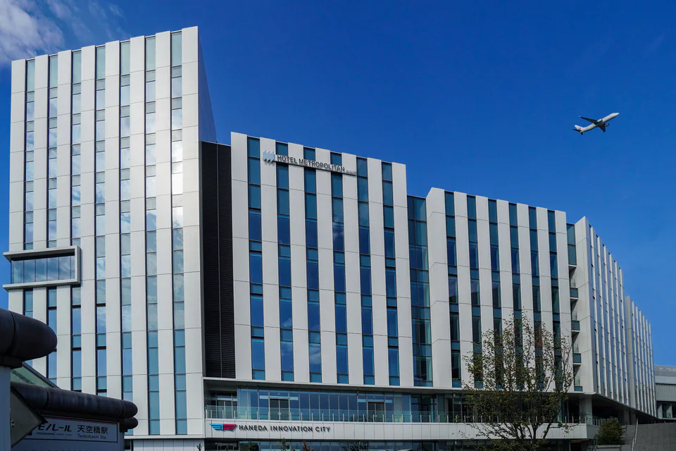 Hotel Metropolitan Haneda 현대적인 호텔 외관과 입구