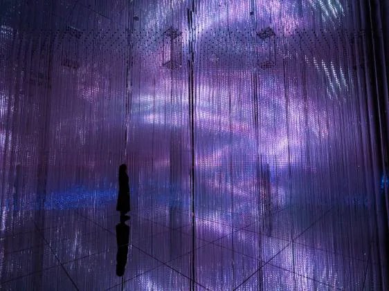teamLab Biovortex Kyoto Infinite Crystal World จุดแสงสีม่วงน้ำเงินและกระจกสร้างพื้นที่ขยายออกไปอย่างไม่มีที่สิ้นสุด