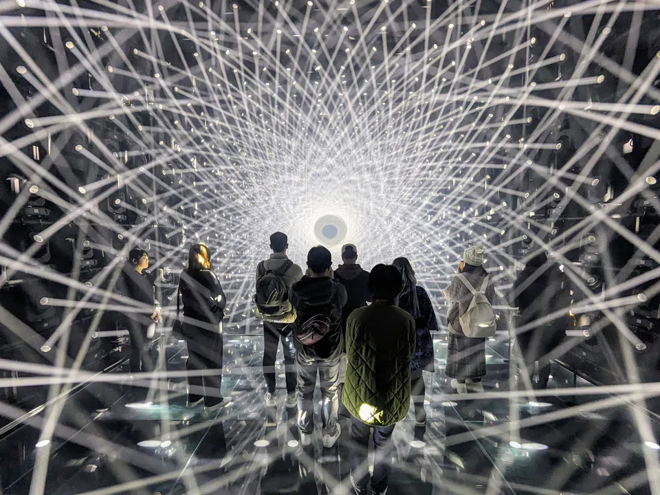 아자부다이 힐스 teamLab Borderless의 빛 조각 전시 공간과 관람객