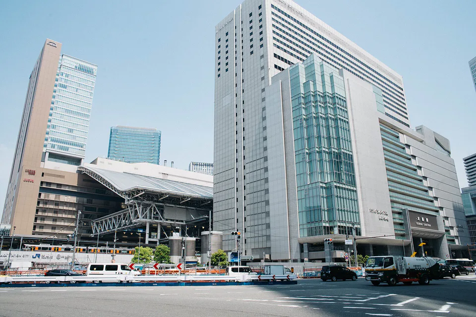 L’extérieur de la gare d’Osaka City, après le concert, séjourner à Umeda permet de prendre le JR et d’organiser le voyage dans la région du Kansai le lendemain.