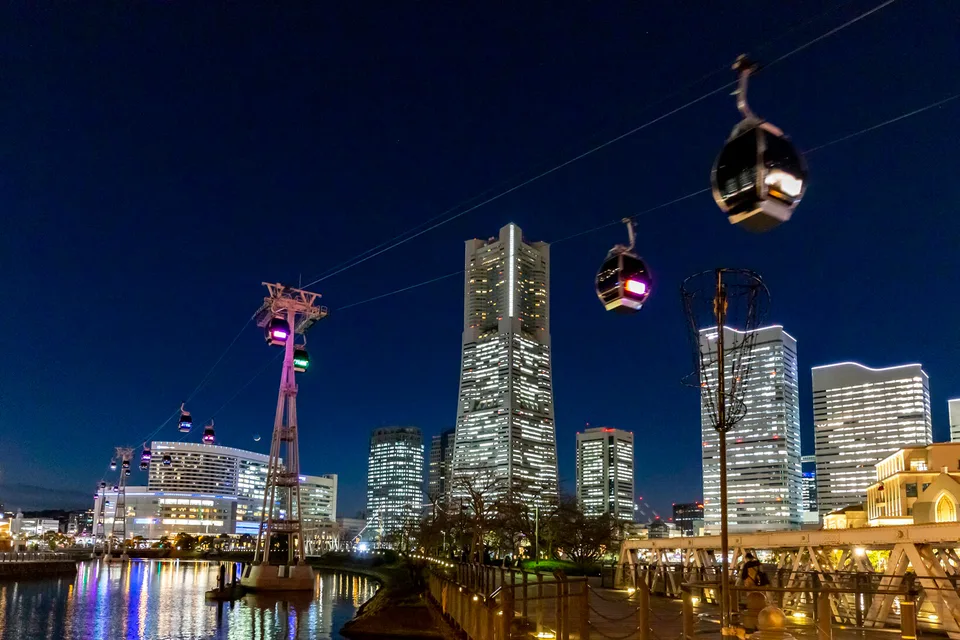 วิวกลางคืน Minato Mirai และ YOKOHAMA AIR CABIN สำหรับเปรียบเทียบกับการจบคืนที่ Kannai