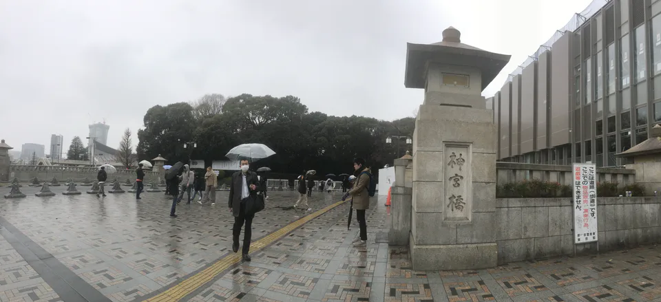 東京原宿雨天街景與撐傘旅客；城市雨天通常先縮短戶外段而不是整日取消