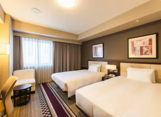 Chambres et espace de couchage à l'hôtel Sunroute Plaza Shinjuku.