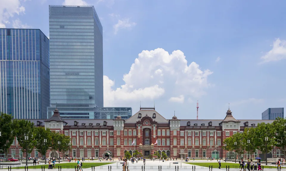 Tokyo Station rail gateway for Shinkansen, airport and fixed-hotel autumn trips