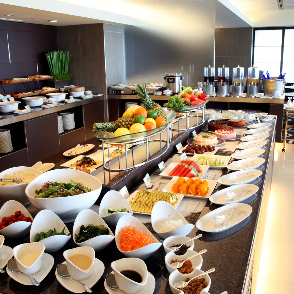 Odysis Suites Osaka Airport Hotel 고층 조식 공간과 오사카만 전망